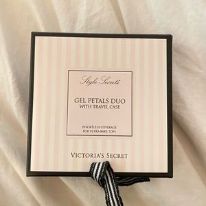 never worn Victoria’s Secret Gel Petals Duo